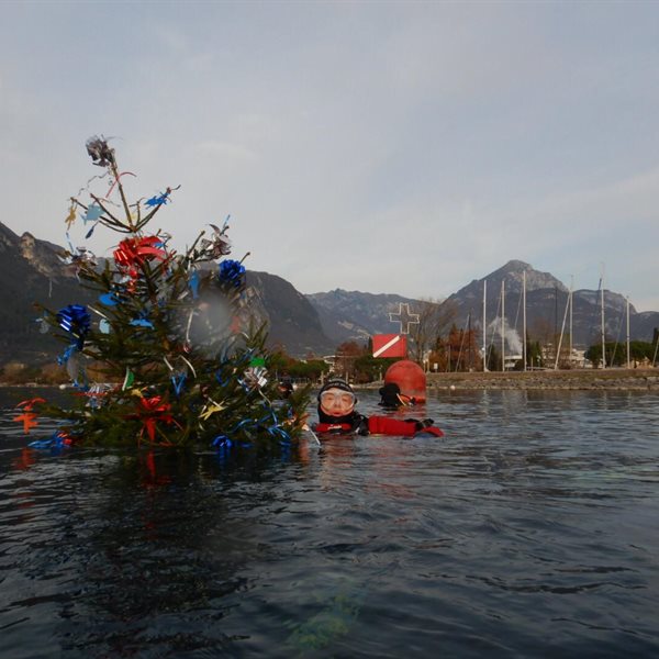 Gruppo Sommozzatori Riva - Posa Albero di Natale 2018 -